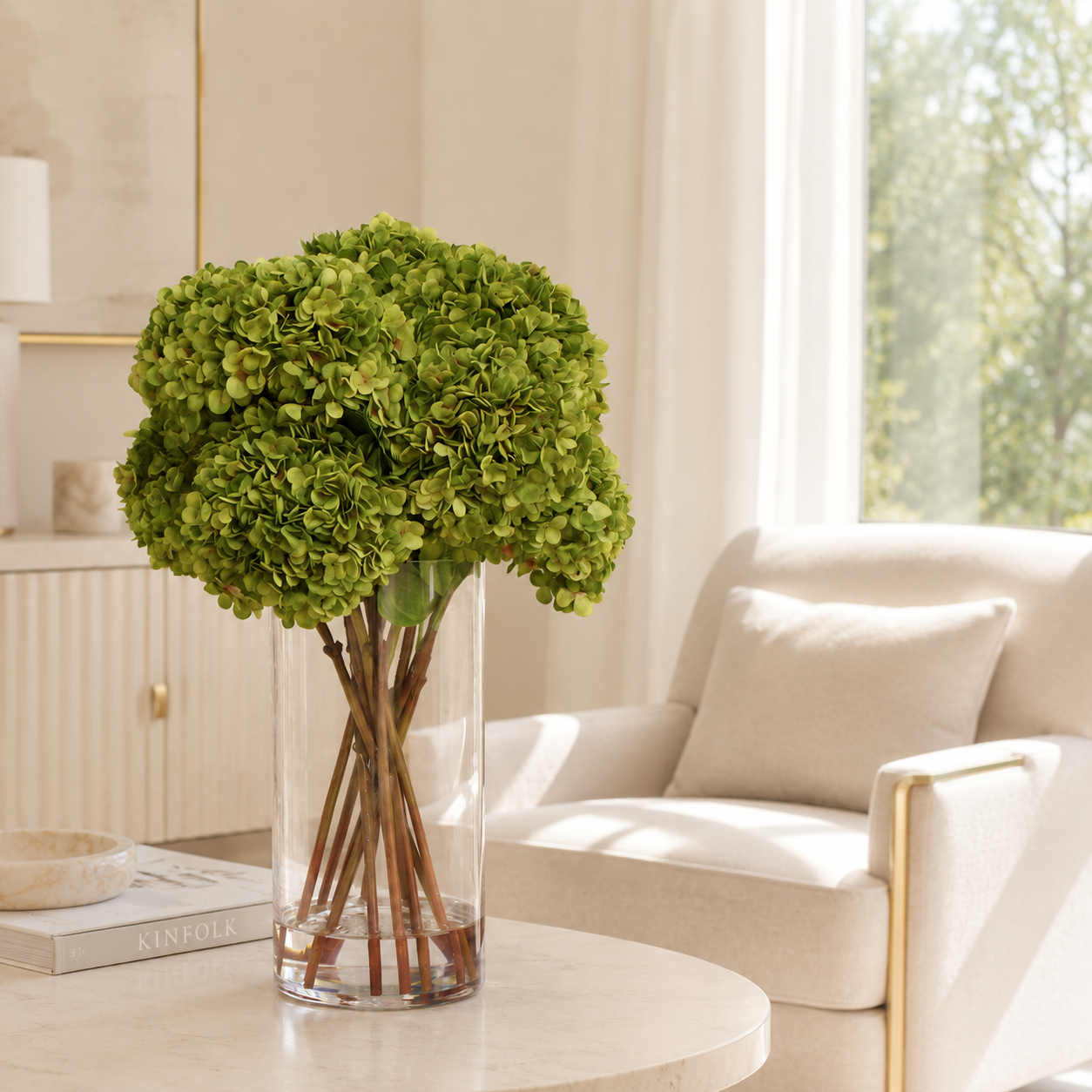 Composition d’hortensias verts dans un haut cylindre en verre pour décoration intérieure | Solérive