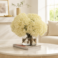 Composition d’hortensias blancs dans un cylindre en verre transparent pour décoration intérieure | Solérive