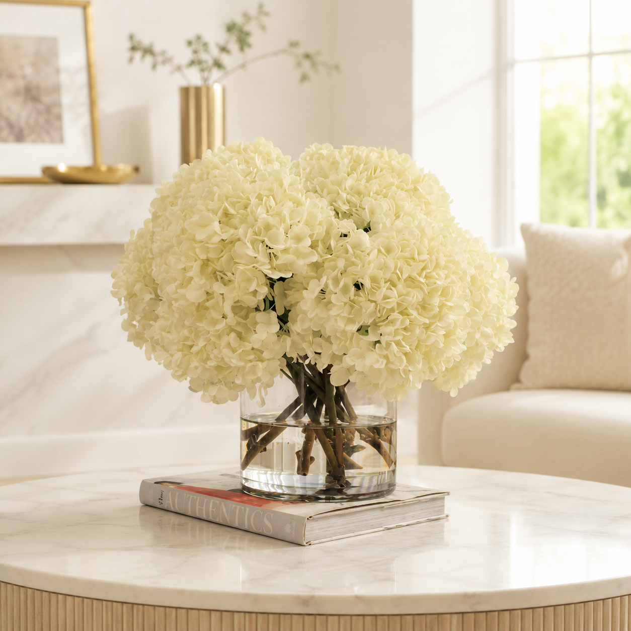 Composition d’hortensias blancs dans un cylindre en verre transparent pour décoration intérieure | Solérive