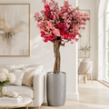 Cerisier rose tricolore dans un cache-pot Lisboa argenté brillant pour décoration intérieure | Solérive