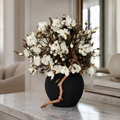 Magnolias blancs dans un vase Konos noir mat pour décoration intérieure | Solérive