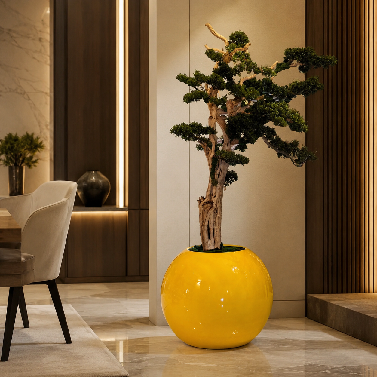 Bonsaï retombant dans un vase Globe jaune safran pour décoration intérieure | Solérive