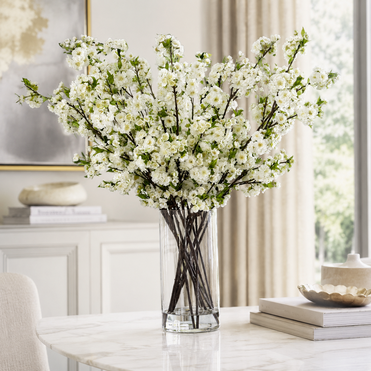 Fleurs de cerisier blanches dans un cylindre en verre pour décoration intérieure | Solérive