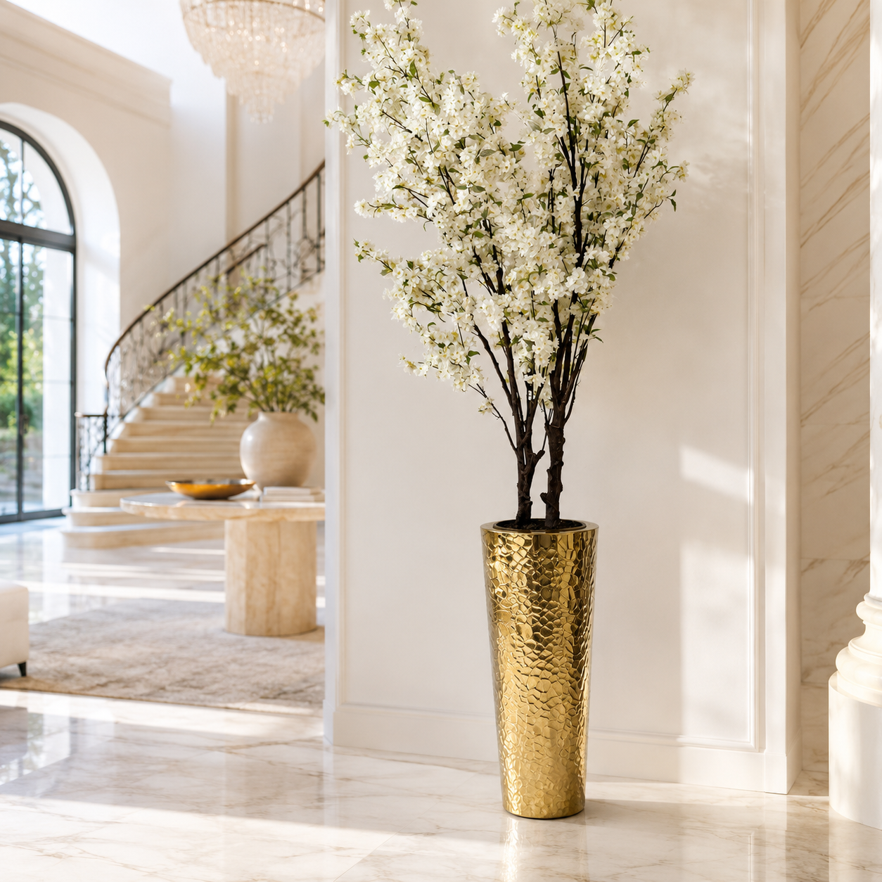 Cerisier en fleurs dans un cône doré martelé pour décoration intérieure | Solérive