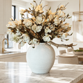 Magnolias blancs dans un vase Konos blanc mat pour décoration intérieure | Solérive