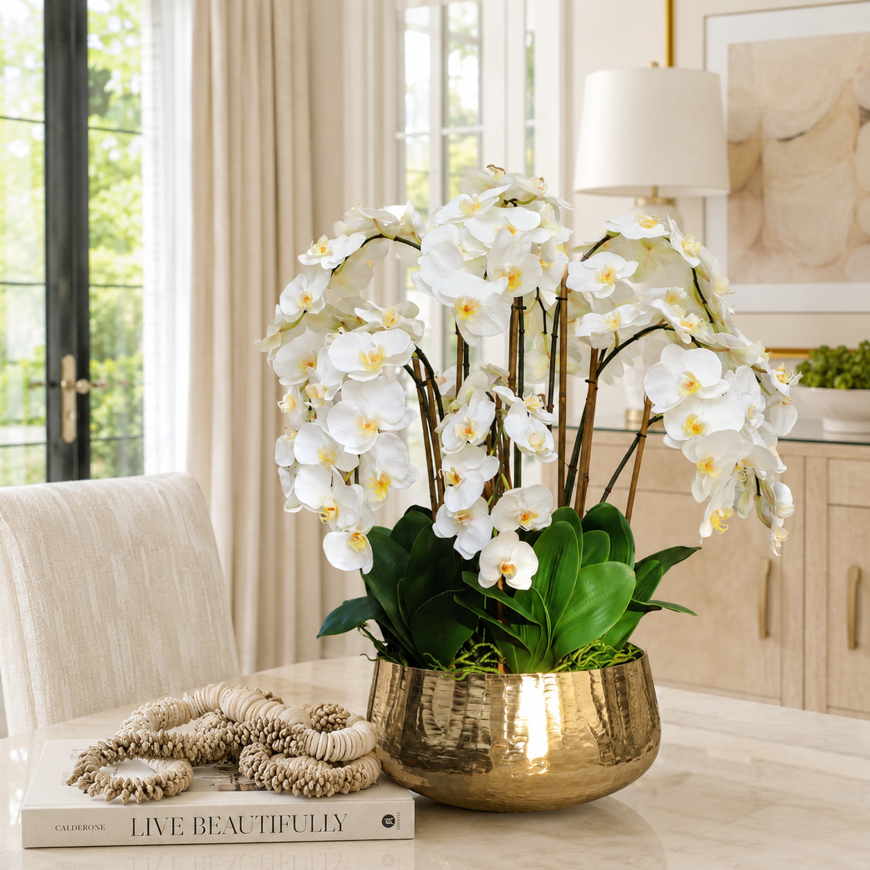 Orchidées Phalaenopsis dans un cache-pot doré pour décoration intérieure | Solérive