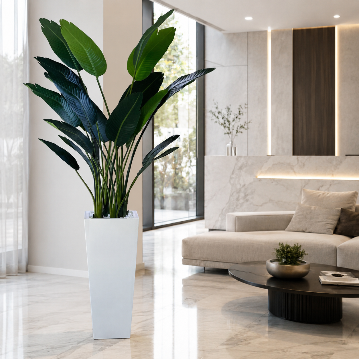 Strelitzia dans un cache-pot Beau blanc laqué pour décoration intérieure | Solérive