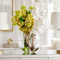 Orchidées Vanda blanches et cymbidiums verts dans un vase Luna pour décoration intérieure | Solérive