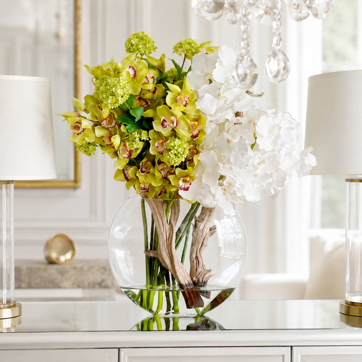 Orchidées Vanda blanches et cymbidiums verts dans un vase Luna pour décoration intérieure | Solérive
