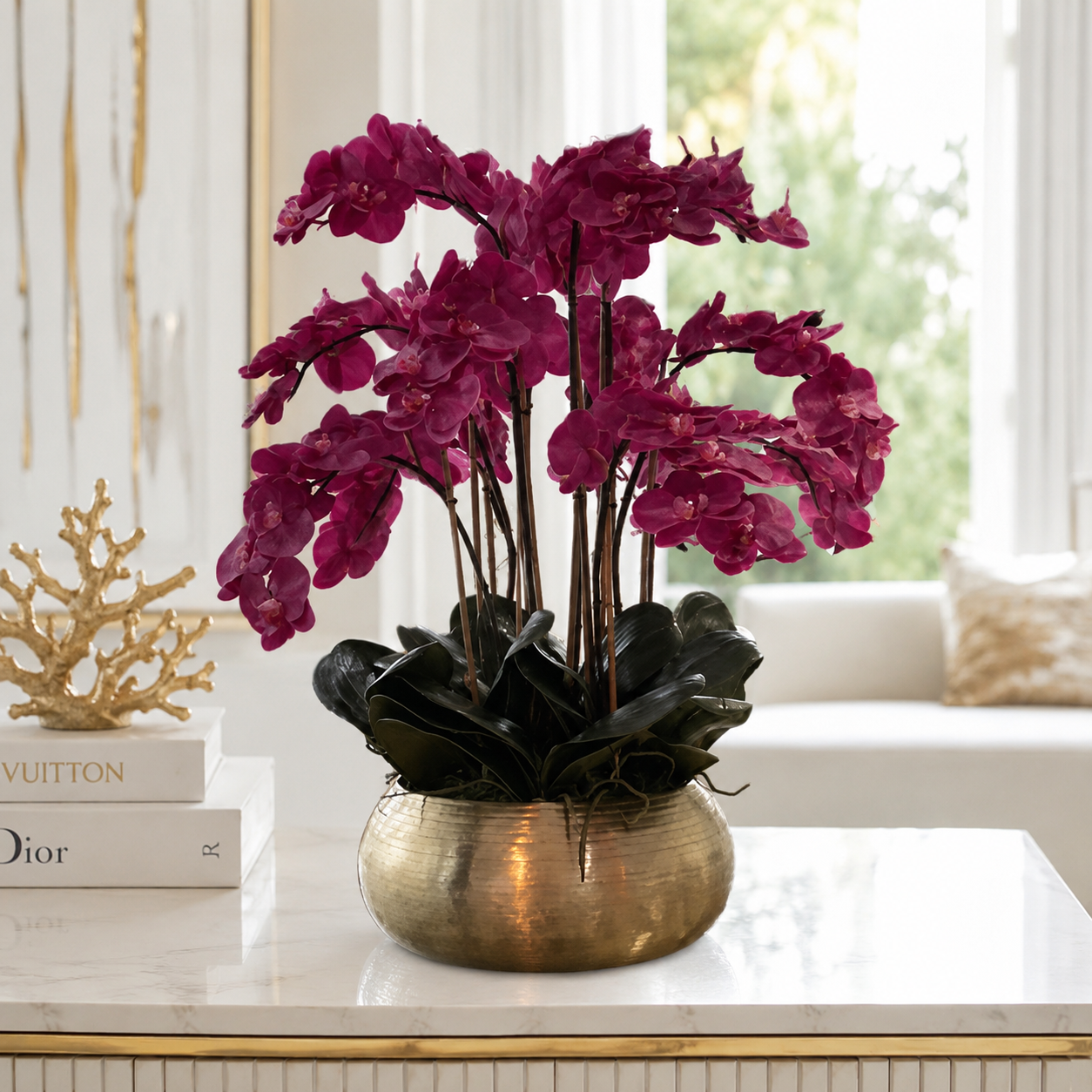 Orchidées Phalaenopsis roses dans un bol Bowie doré pour décoration intérieure | Solérive