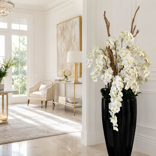 Orchidées blanches retombantes dans un cache-pot San José noir laqué pour décoration intérieure | Solérive