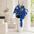 Orchidées bleues retombantes dans un cache-pot San José blanc pour décoration intérieure | Solérive