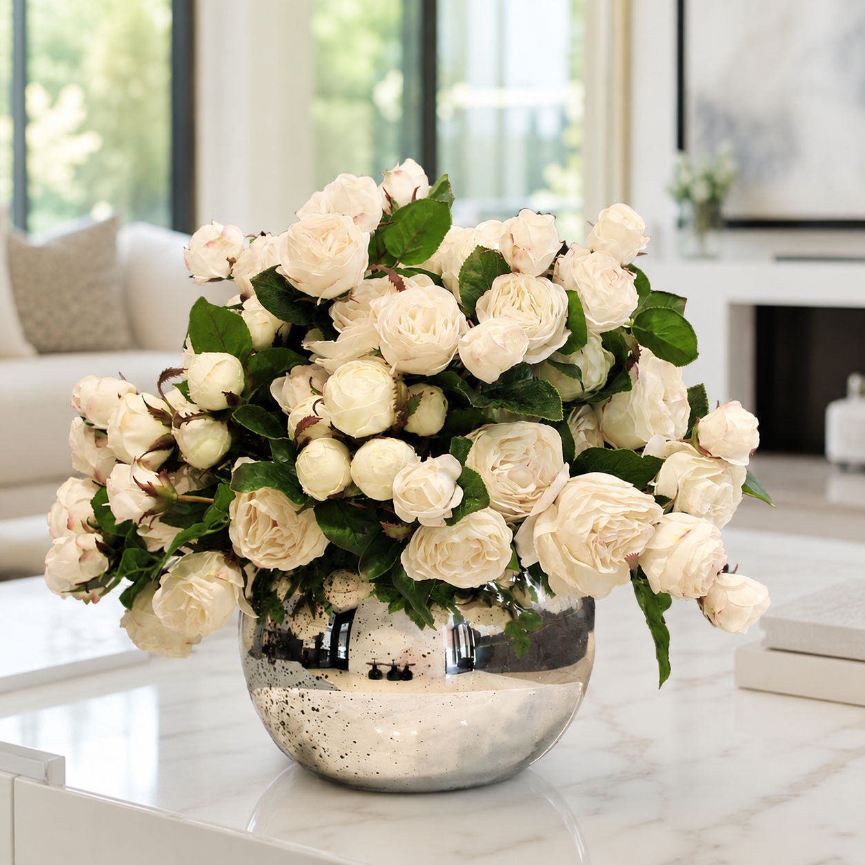 Roses anglaises blanches dans un bol en verre mercurisé pour décoration intérieure | Solérive