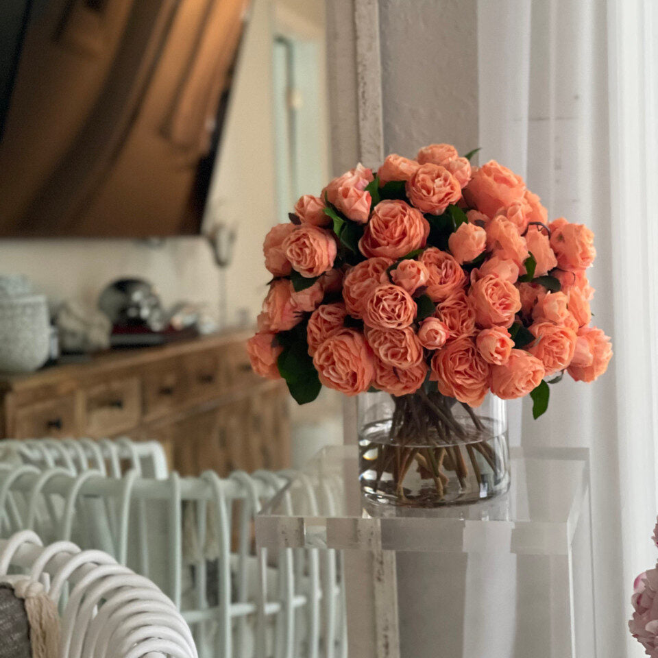 Roses anglaises dans un cylindre en verre transparent pour décoration intérieure | Solérive
