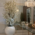Branches de cerisier blanches dans un vase Globe blanc laqué pour décoration intérieure | Solérive