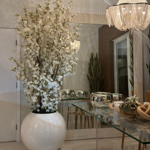 Branches de cerisier blanches dans un vase Globe blanc laqué pour décoration intérieure | Solérive
