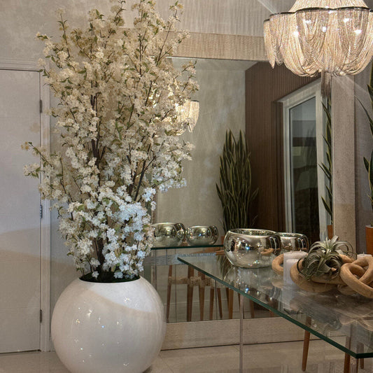 Branches de cerisier blanches dans un vase Globe blanc laqué pour décoration intérieure | Solérive